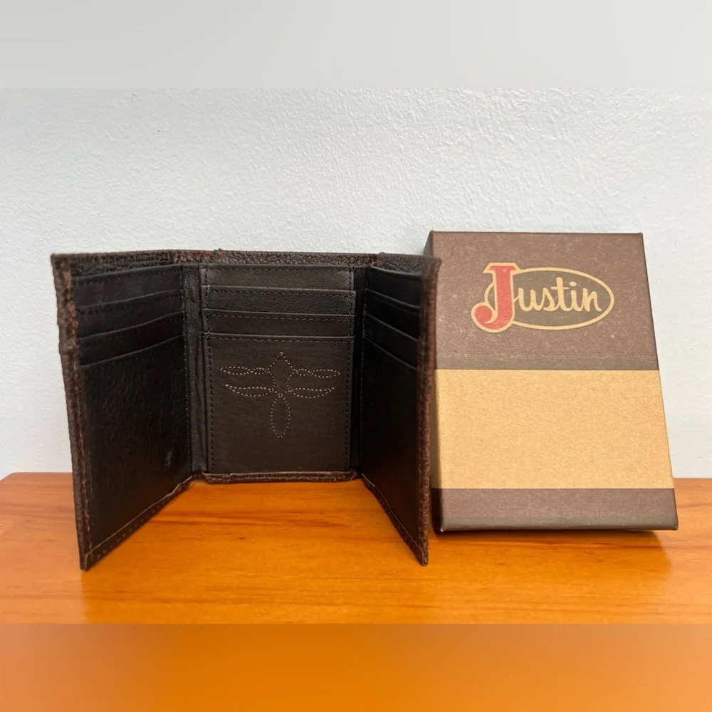 JUSTIN BOOTS NIB NWT Genuine Leather Trifold Western Boot Stitch Men Logo Wallet